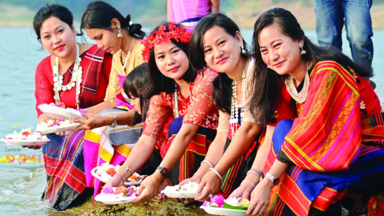 পাহাড় মেতেছে বিজুর আমেজে-নদীতে ফুল অর্পণের মধ্য দিয়ে   পাহাড়িদের ঐতিহ্যবাহী উৎসব শুরু   