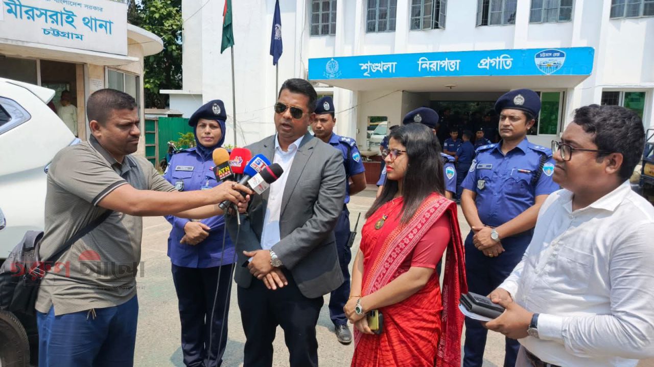 চট্টগ্রাম জেলা প্রশাসক মো জাহিদুল ইসলাম ভুঁইয়া মিরসরাইতে জটিকা সফরে আসলে সাংবাদিকদের সাথে কথা বলেন বিভিন্ন বিষয়ে নিয়ে.!  