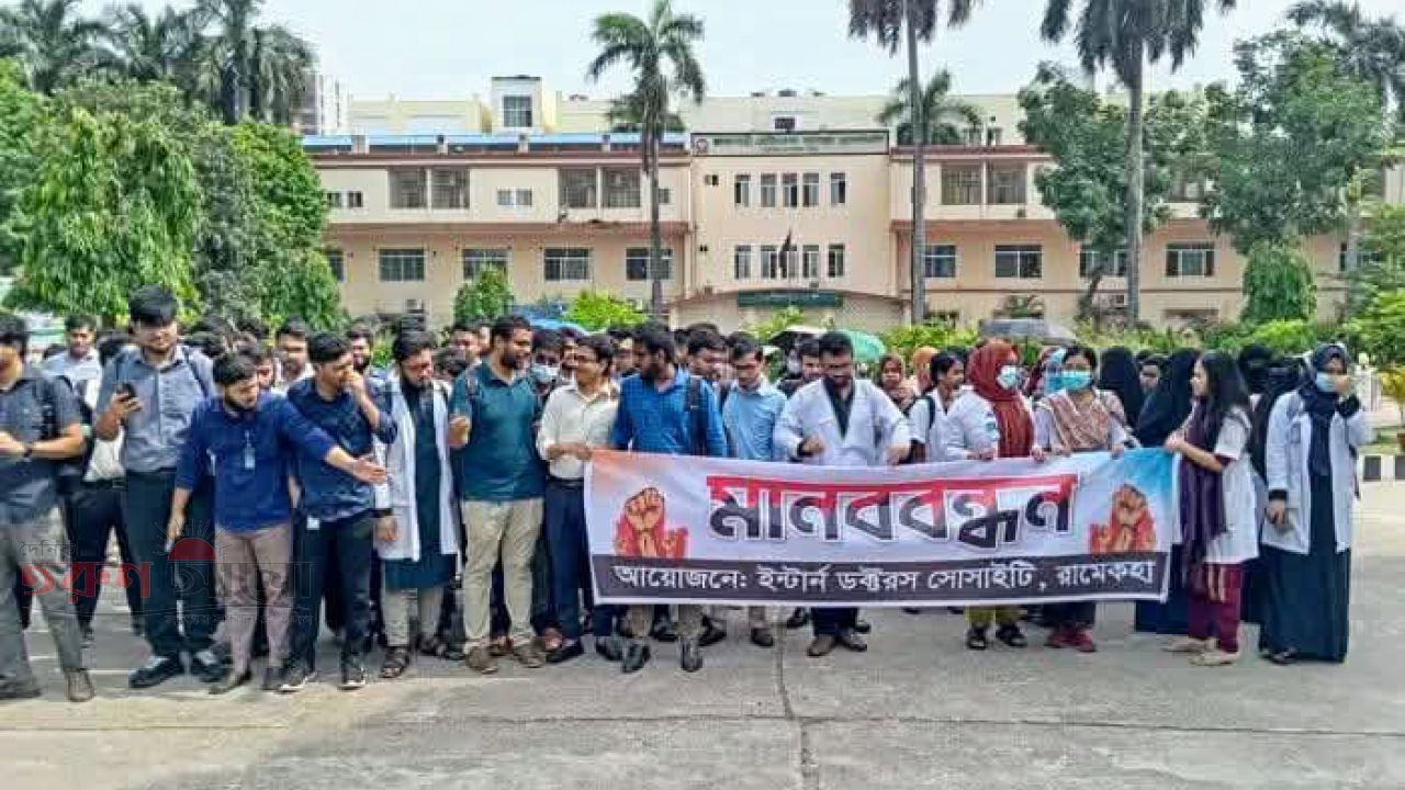 রাজশাহী মেডিকেলে সেনাসদস্য'কে মারধর করে কর্মবিরতিতে ইন্টার্ন চিকিৎসকরা