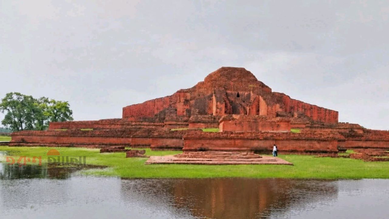 ঐতিহাসিক পাহাড়পুর বৌদ্ধবিহার এর চারপাশ জুড়ে জলাবদ্ধতা সৃষ্টি হওয়ায় চরম ভোগান্তিতে পড়েছেন দর্শনার্থীরা।