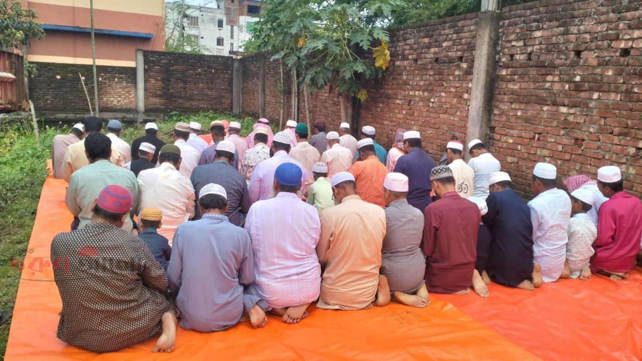 নওগাঁর পত্নীতলায় সৌদি আরবের সাথে মিল রেখে আগাম ঈদের জামাত অনুষ্ঠিত