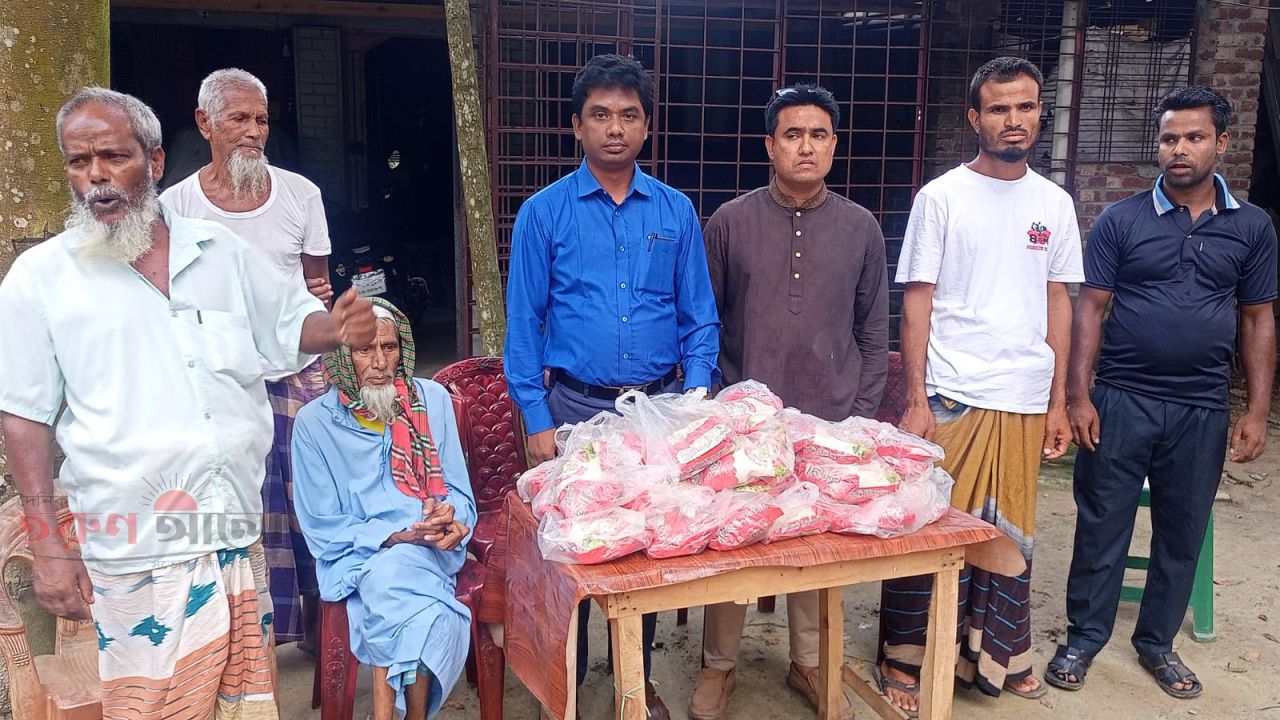 পবিত্র ঈদুল আযহা উপলক্ষে আলোর ভুবন সামাজিক সংঘের উদ্যোগে দরিদ্র পরিবারের মাঝে পোলাওর চাল বিতরণ