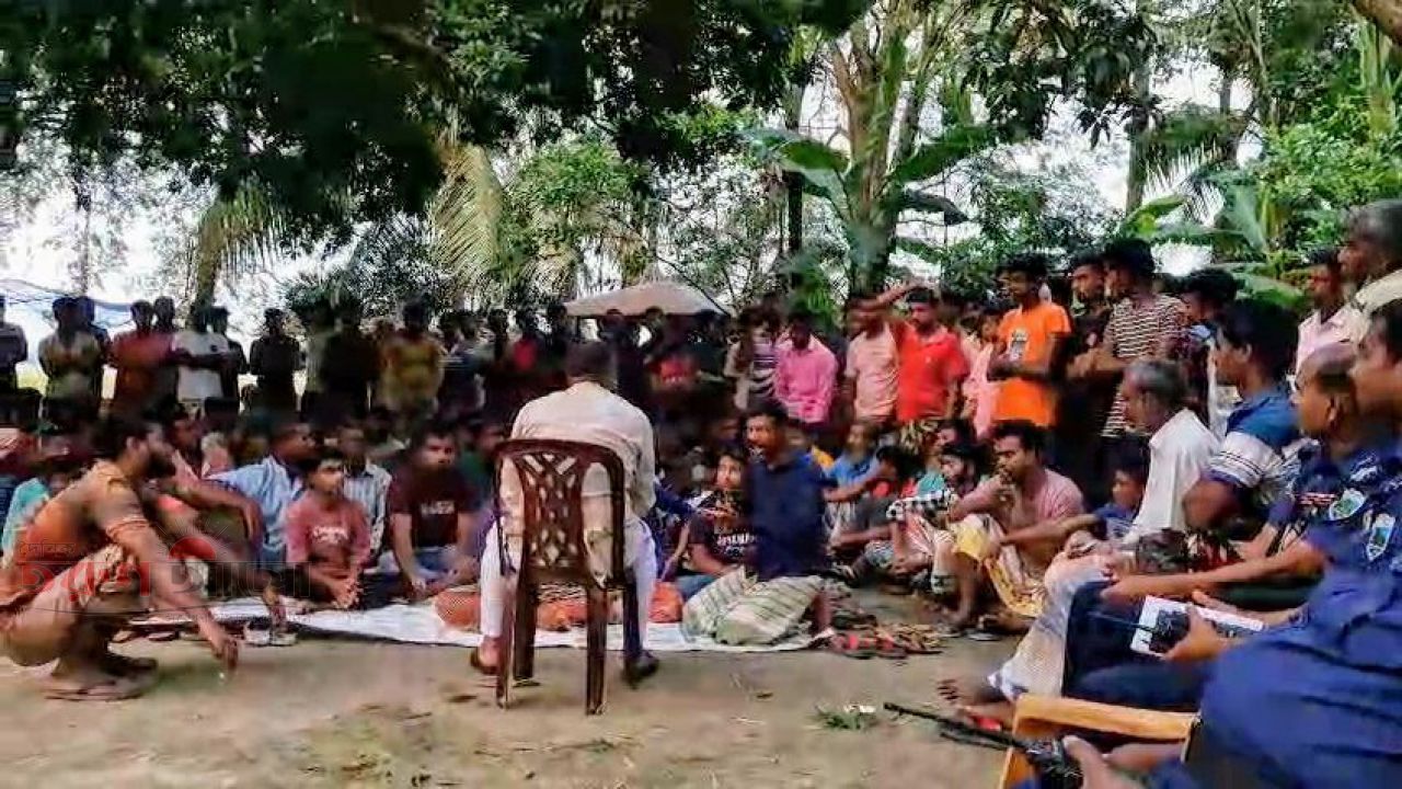 বাগমারা'য় মবের কবলে মাছ ব্যবসায়ী, পুলিশের সামনেই ফাঁকা চেক ও স্ট্যাম্পে-স্বাক্ষর
