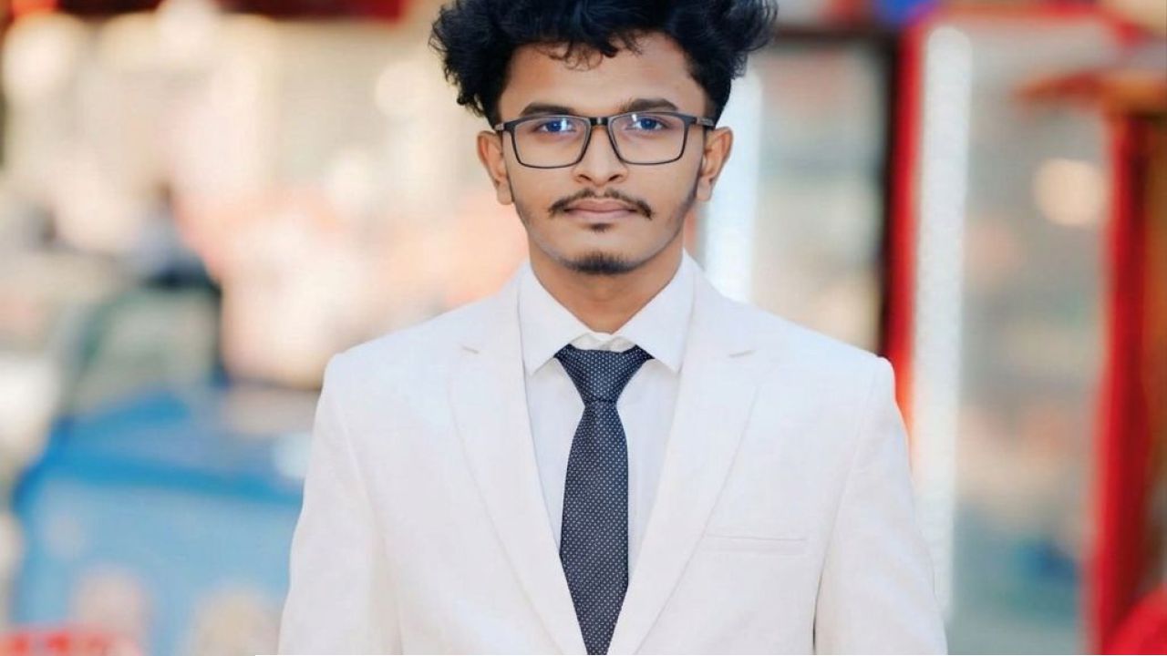 

একটা বাঁশের চারা লাগানো হলো। ৫ বছর ধরে রোজ জল দিলো কৃষক। মাটির উপরে কিছুই দেখা গেল না। পাশের লোকজন হাসতো, বলতো "সময় নষ্ট করছো"। 

৬ষ্ঠ বছরের বর্ষায় হঠাৎ করে চারাটা ২৭ মিটার লম্বা হয়ে গেল। মাত্র ৬ সপ্তাহে।

আসলে ৫ বছর ধরে সে শেকড় গাঁথছিল মাটির গভীরে। যাতে একবার বাড়লে আর কেউ তাকে থামাতে না পারে।

তোমার চেষ্টাগুলোও এখন শেকড় গাঁথছে। দেখা যাচ্ছে না, তাই বলে থেমো না।

