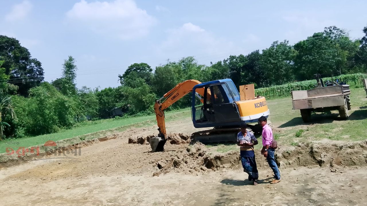 বীরগঞ্জে ভেকু দিয়ে কৃষিজমির টপ সয়েল কাটার অভিযোগ