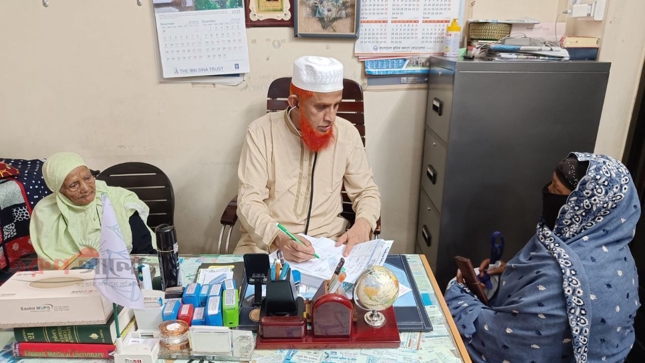 বাগমারায় ভিজিট ফ্রি চিকিৎসা সেবা, নির্বাচনী প্রতিশ্রুতি বাস্তবায়নে এমপি ডা. আব্দুল বারী