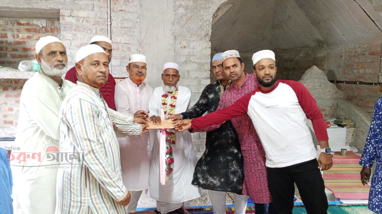 চার দশকের ইমামতি শেষে অশ্রুসজল চোখে প্রিয় ইমামকে সম্মান জানালেন এলাকাবাসী