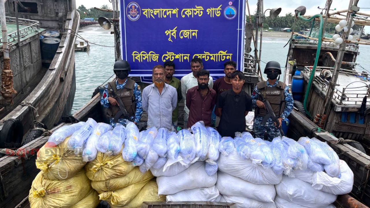 সেন্টমার্টিনের পশ্চিমে ৩২ কোটি টাকার অবৈধ কারেন্ট জালসহ ৬ চোরাচালানকারী আটক