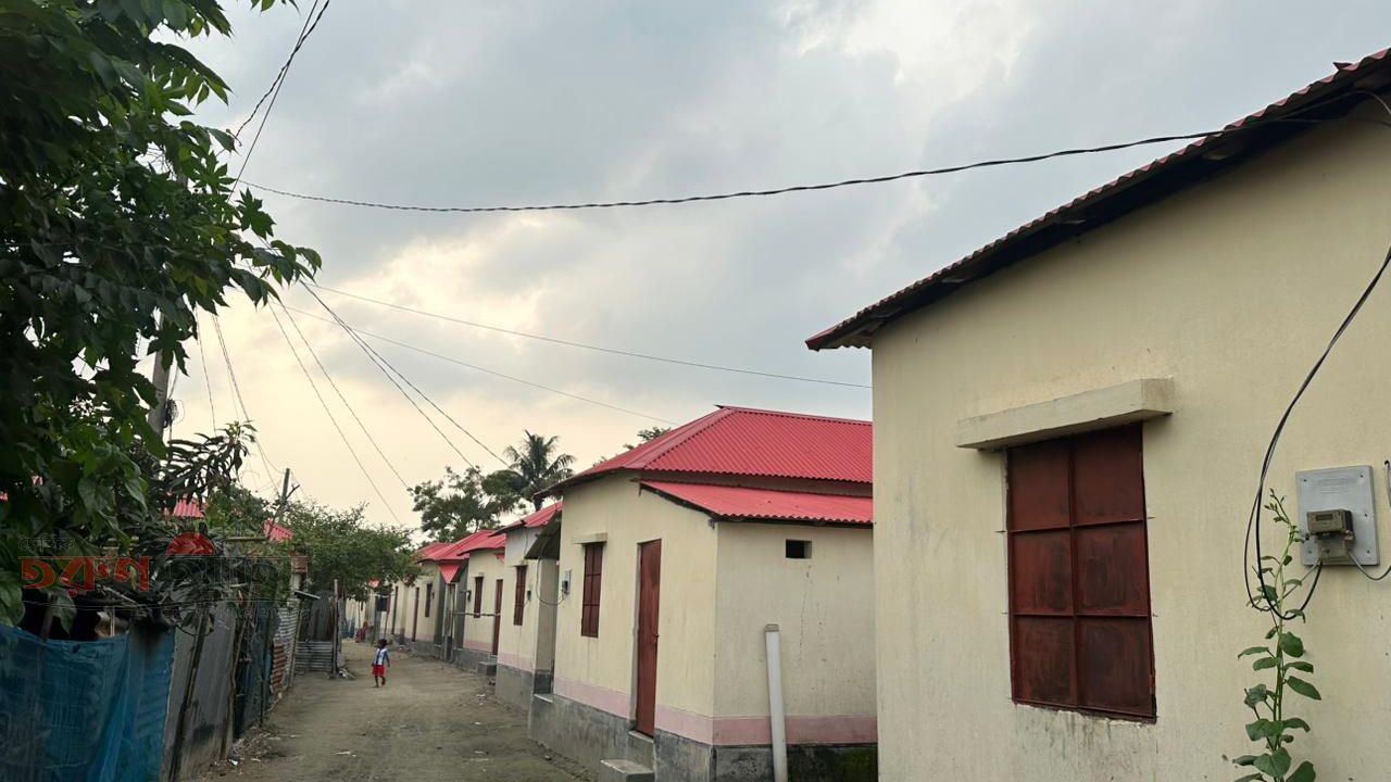ভাঙ্গুড়ায় আশ্রয়ণ প্রকল্পের ৩৫টি ঘর বিক্রির অভিযোগ   পরিত্যক্ত ঘরে জুয়া-মাদক ও অনৈতিক কর্মকাণ্ডের অভিযোগ