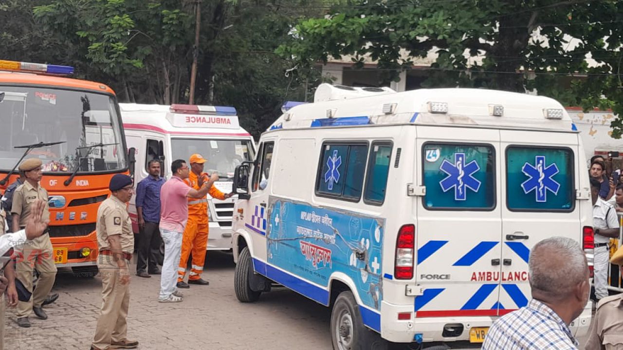 তাসের ঘরের মতো নির্ণয়মান গোডাউন ভেঙে পড়ায়- চাপা পড়েছে ৫০ থেকে ৬০ জন।