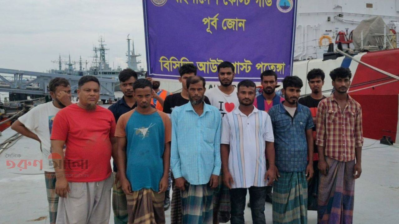 কর্ণফুলী চ্যানেলে লাইটার জাহাজ ডুবি: কোস্ট গার্ডের তৎপরতায় ১২ ক্রুই জীবিত উদ্ধার
