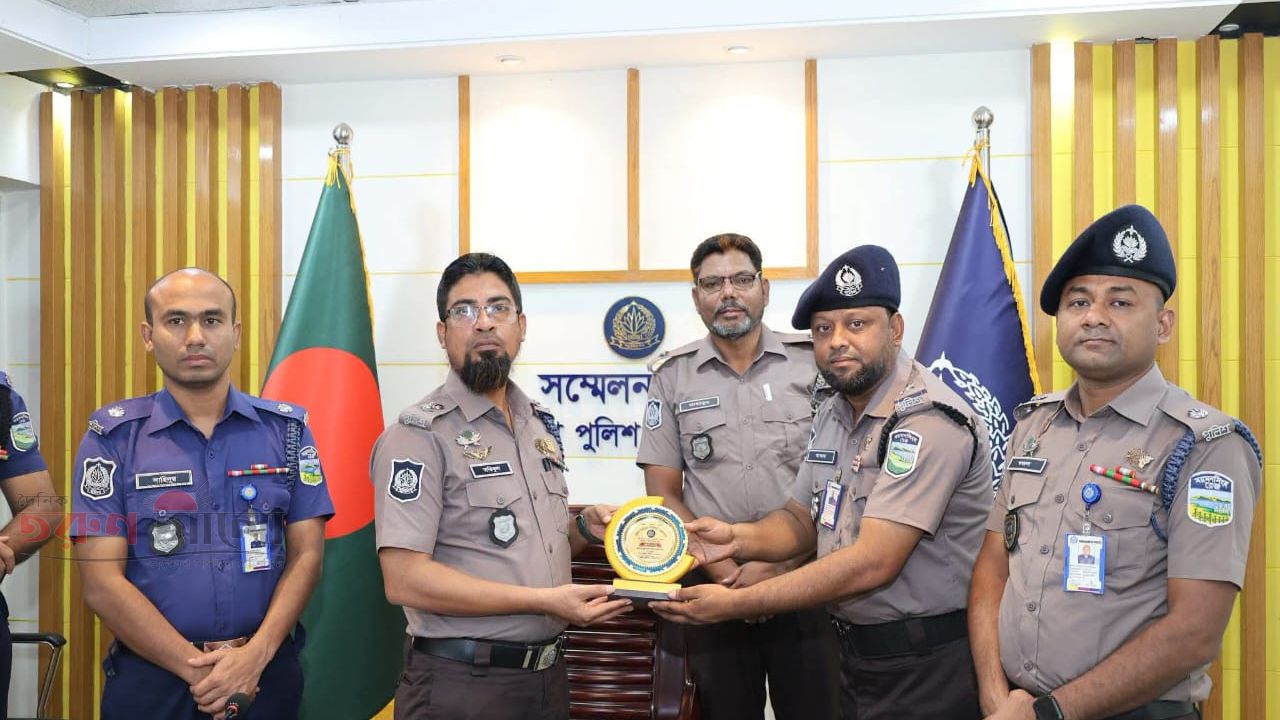 একবার নয়, দুইবার নয়—তৃতীয়বারের মতো এবারো নেত্রকোনা জেলার শ্রেষ্ঠ ট্রাফিক পুলিশ অফিসার হিসেবে,   সম্মাননা অর্জন করেছেন 